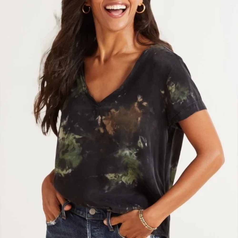 Evereve Cloth & Stone Hi-Low V-Neck Camo Tie Dye Satiny Tee Green/Black EUC - M